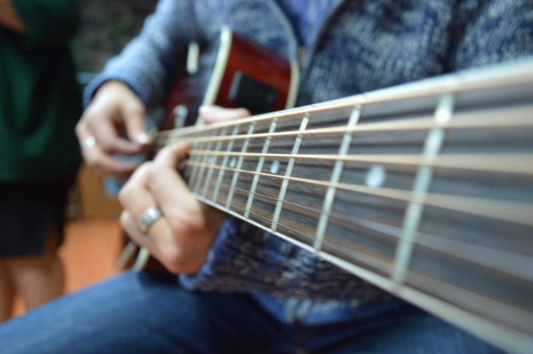 Seccion_12_galeria__imagen_15_alabanza guitarraJPG